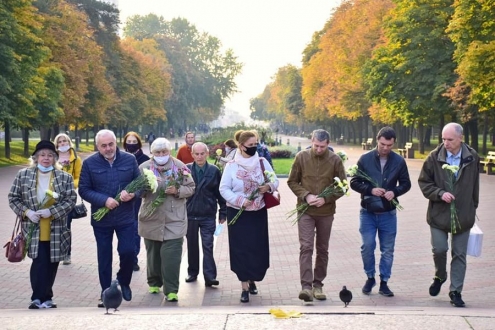 У столичному парку "Перемога" відбулося урочисте покладання квітів, приурочене до річниці визволення України від нацистських загарбників.