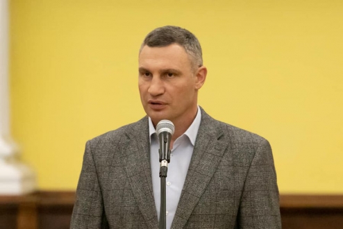 Віталій Кличко вручив ордери на нові квартири киянам-особам з інвалідністю внаслідок війни 3 групи та киянам - учасникам АТО/ООС.
